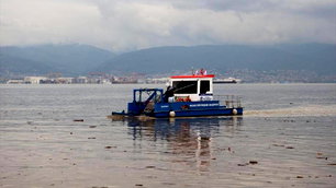Sağanak sonrası İzmit Körfezi'nden 10 kamyon atık çıkarıldı