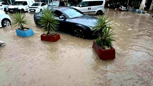 Çeşme'de sağanak: Yollar göle döndü, ev ve iş yerlerini su bastı