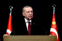 "CHP'nin kürsü saldırısını telin ediyorum"