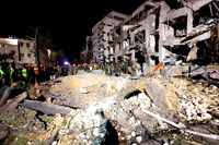 İran'ın füzeleri Tel Aviv'i vurdu: Demir kubbe aşıldı 