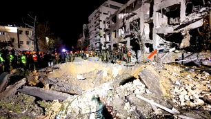 İran'ın füzeleri Tel Aviv'i vurdu: Demir kubbe aşıldı 