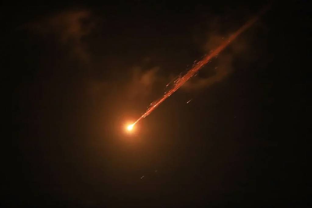 İran, Tel Aviv'i vurmaya devam ediyor