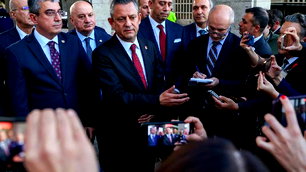 Özgür Özel'den Türkiye demokrasisi yazısı