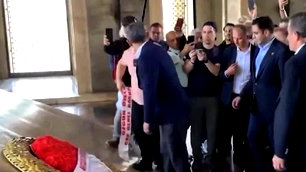 Anıtkabir'de çelenk tartışması