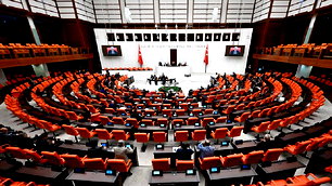 TBMM'de CHP'li vekillerden protesto
