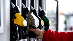 Motorinde tarihi eşik: Litre fiyatı 100 TL'yi aştı